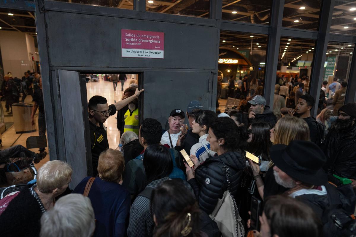 BARCELONA 28/04/2025 Sociedad. Viajeros de AVE y larga distancia entran en las instalaciones de la estación de Sants, minetras que los de media y corta se quedan fuera sin poder entrar. el día que hubo el apagon electrico en españa. FOTO de ZOWY VOETEN