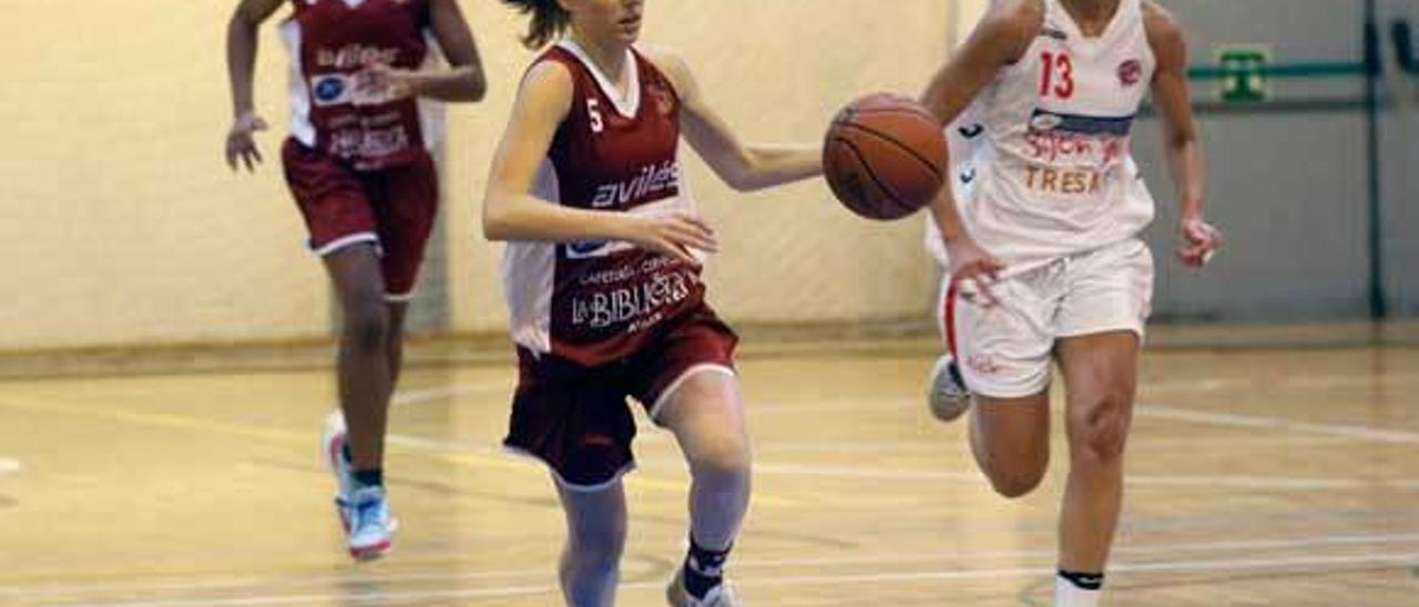 Una jugadora del Innobasket conduce el balón en un partido.