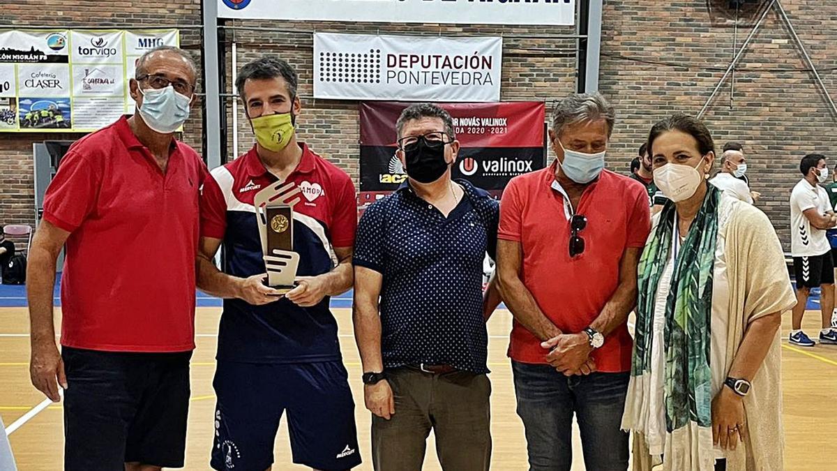 Guille recoge el trofeo de ganador del torneo pontevedrés.