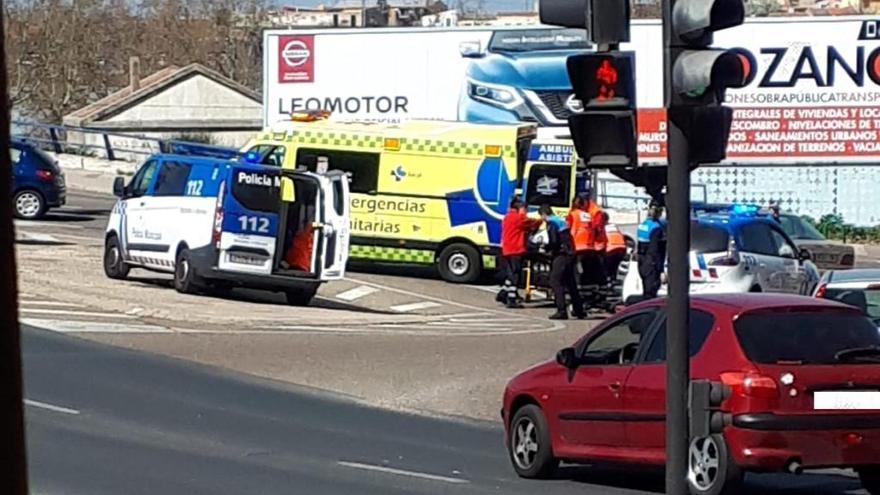 Los servicios de emergencia atienden al herido en Cardenal Cisneros.