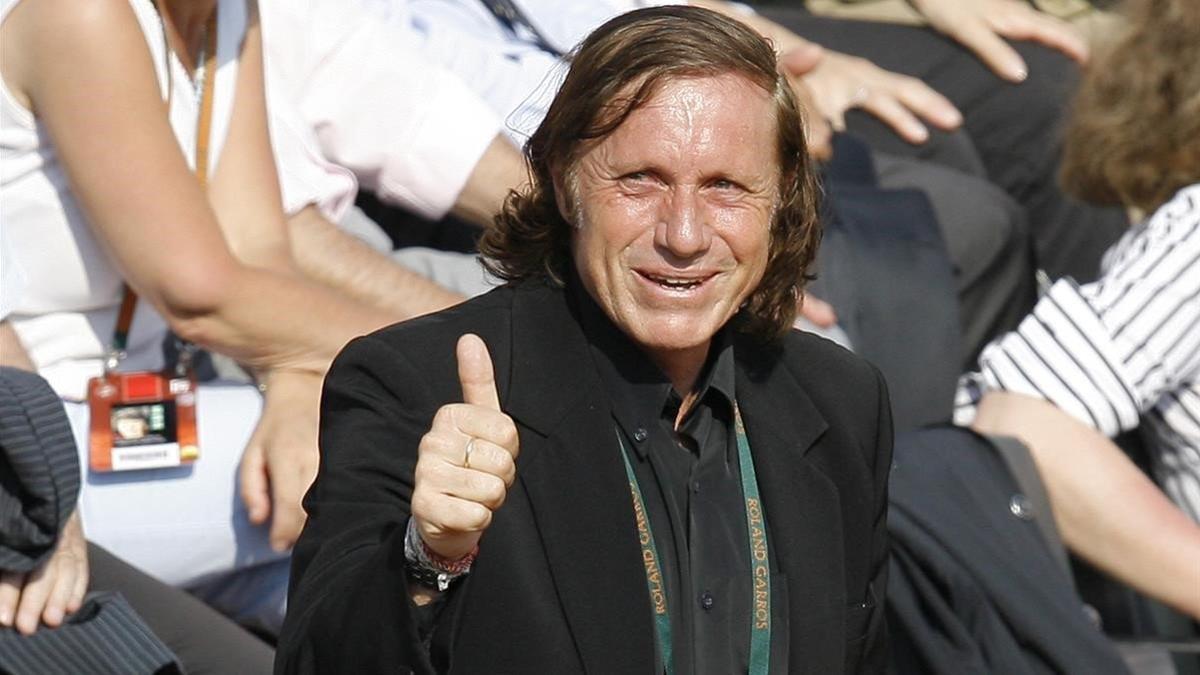 Guillermo Vilas saludando a los aficionados durante un partido de Roland Garros