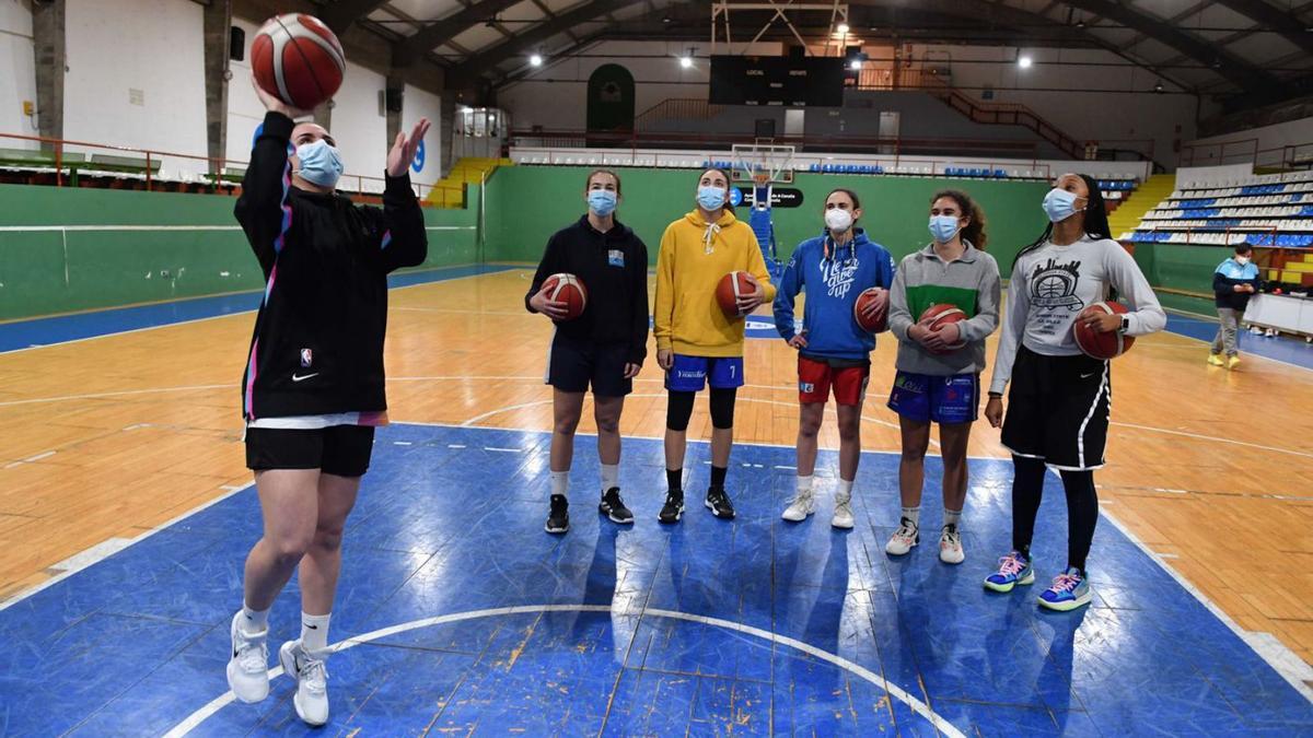 Lucía Galán, entra a canasta en un entrenamiento del Maristas en la Polideportiva de Riazor.