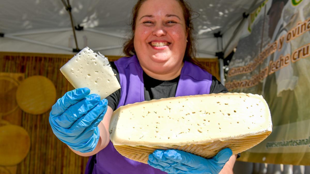 Una participante  muestra su producto en la Fiesta del Queso en Guía.