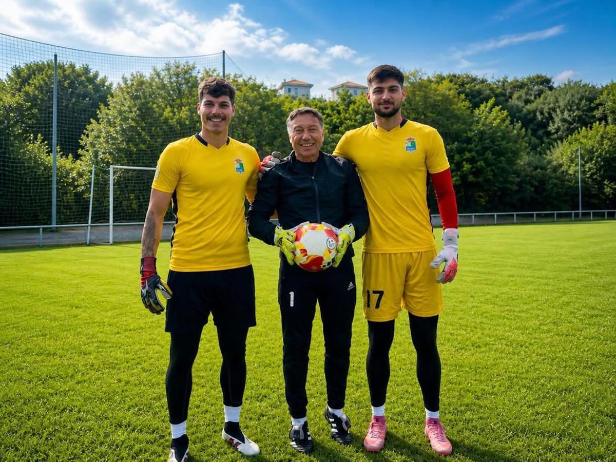 Ángel Mateos junto a los porteros del C.D. Colunga