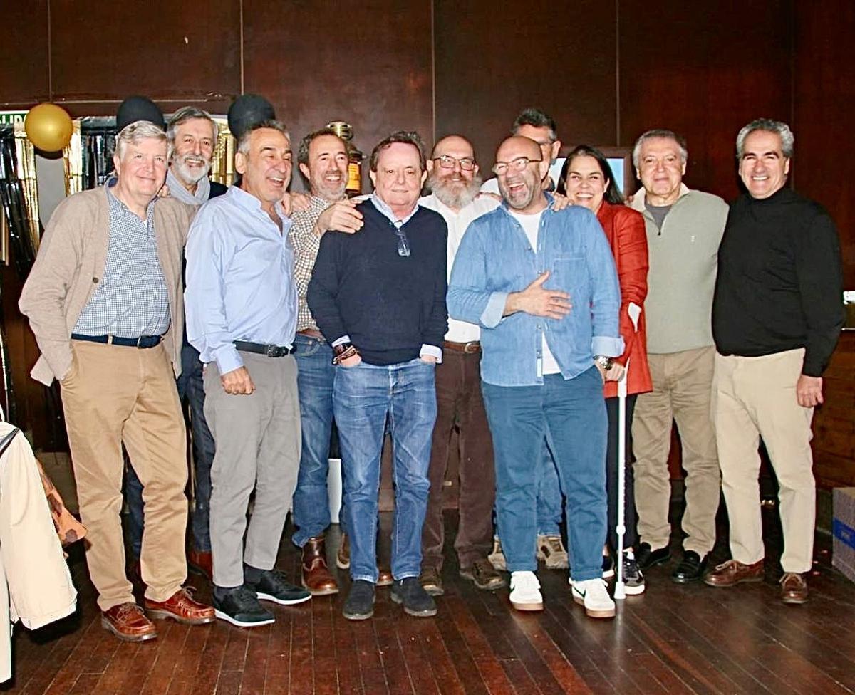 El doctor Antonio Miguel Suárez Briones con algunos de sus compañeros de profesión.