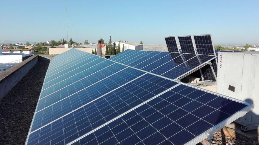 Girona comença la instal·lació de plaques solars al pavelló de Vila-roja