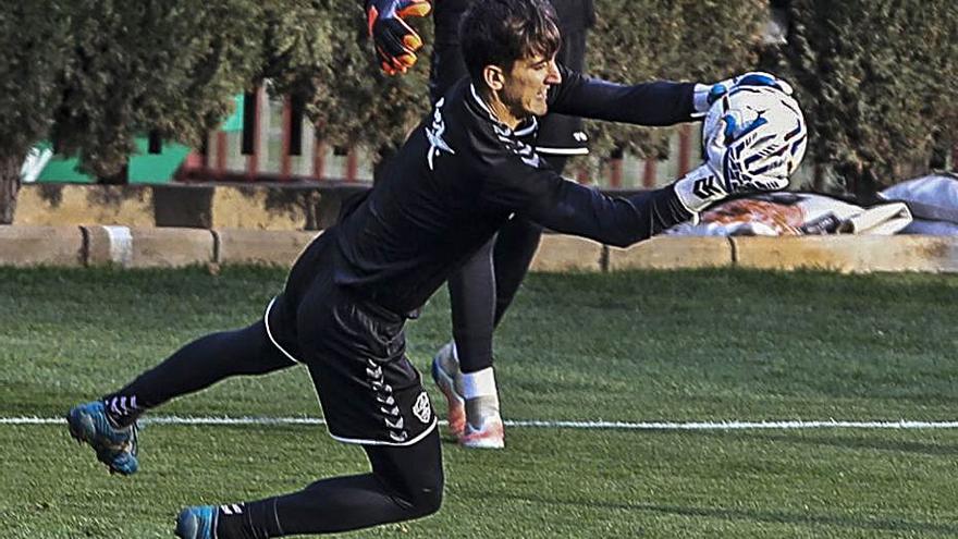 Edgar Badía, ayer, durante el entrenamiento de la tarde. | ANTONIO AMORÓS