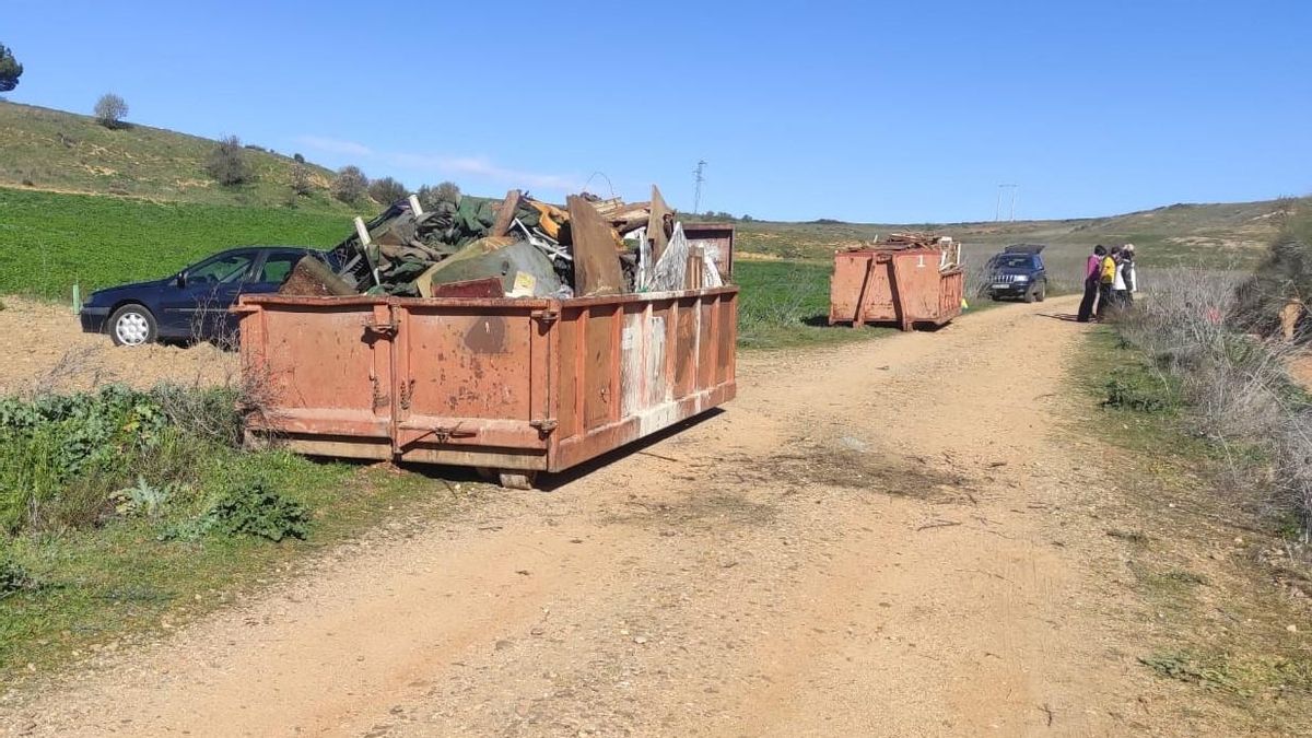 Contenedores repletos de basura recogida por los voluntarios que colaboraron con ProCulto