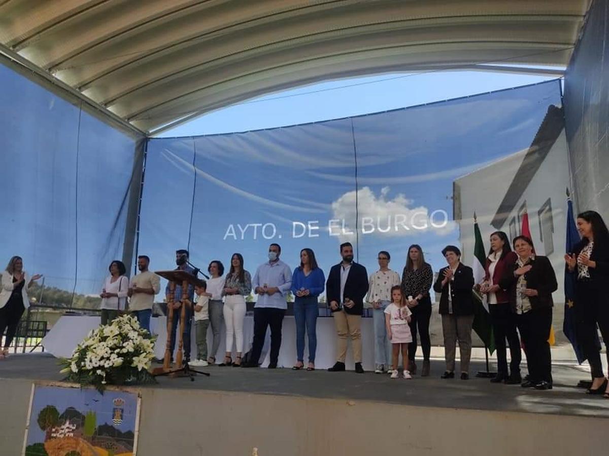 Los profesionales sanitarios de El Burgo también recibieron su homenaje.