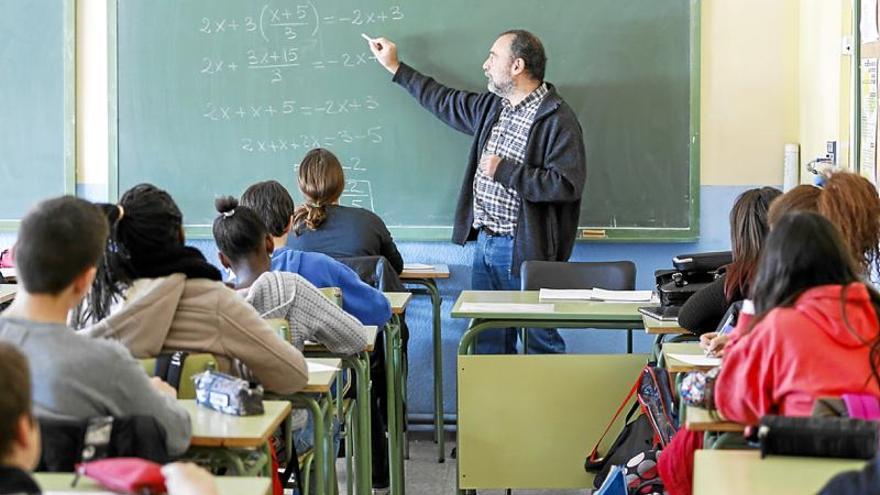 La pobreza triplica el riesgo de que un alumno en España saque peores notas