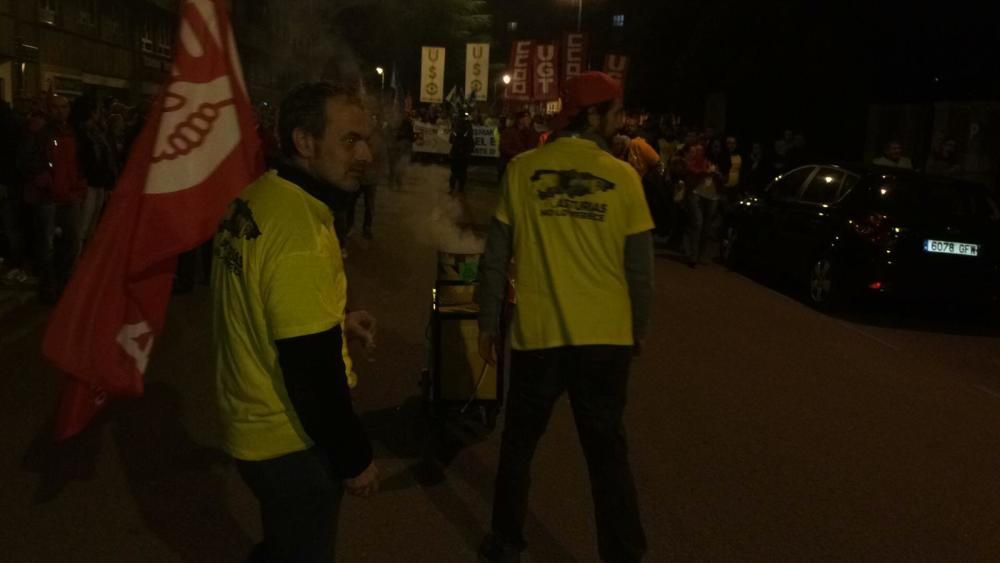 Multitudinaria marcha de "Alcoa no se cierra" en Avilés