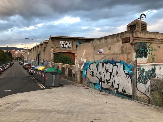 El derribo de una antigua fábrica para construir una piscina olímpica costará a Badalona medio millón de euros
