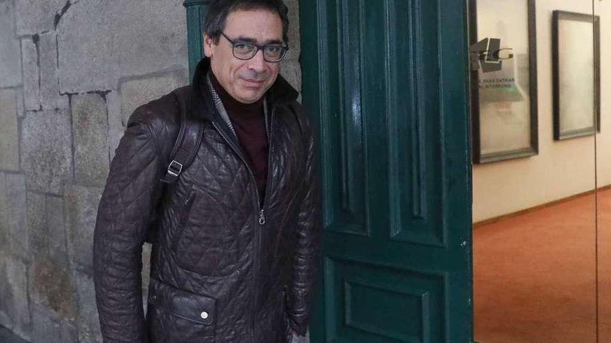 El presidente de la CEG, Antón Arias, ayer a su entrada a la entrada de la sede.