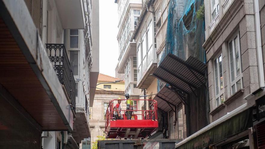 Comienzan los trabajos de preparación del derribo del edificio en ruinas en la calle San Nicolás de A Coruña