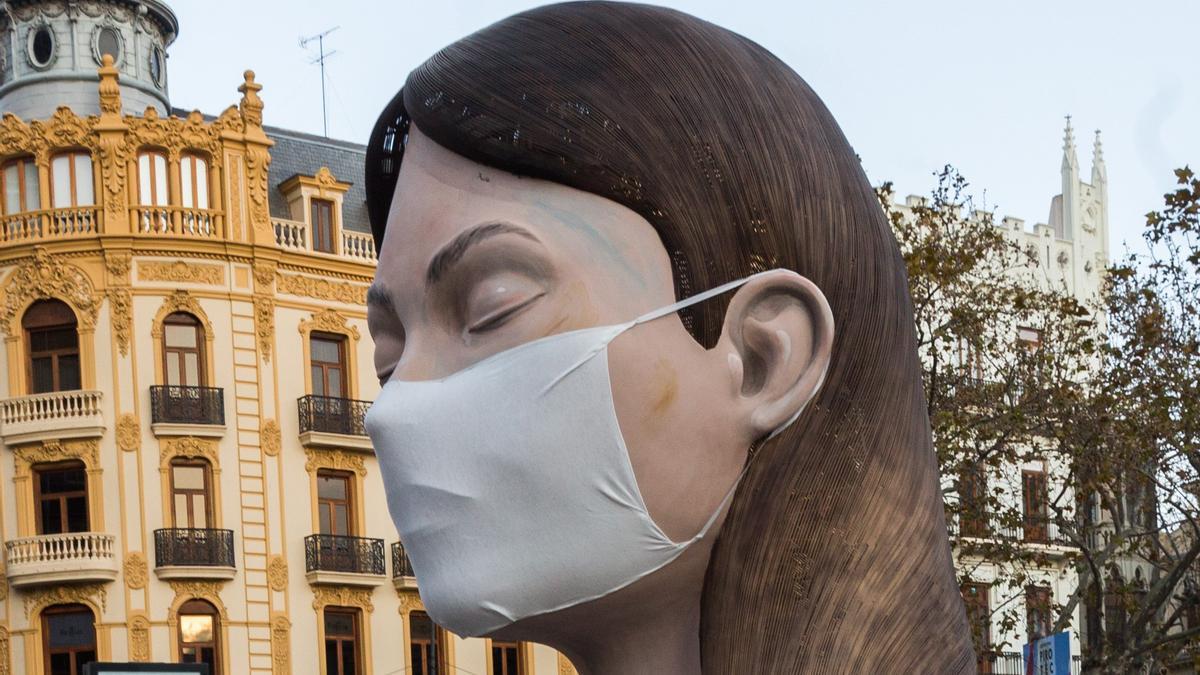 La meditadora, en la plaza