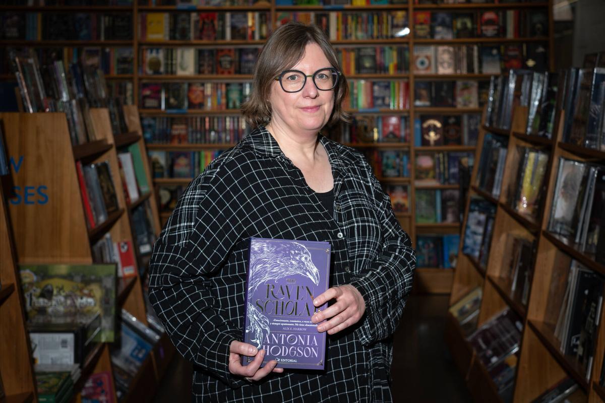 Antonia Hodgson, autora británica de 'The Raven Scholar', una fantasía épica