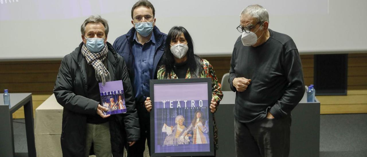 Por la izquierda, Humberto Fernández, Manuel Vallina, Laura Iglesias y Boni Ortiz, ayer, en la Escuela de Comercio de Gijón minutos antes de presentar el anuario. | Marcos León