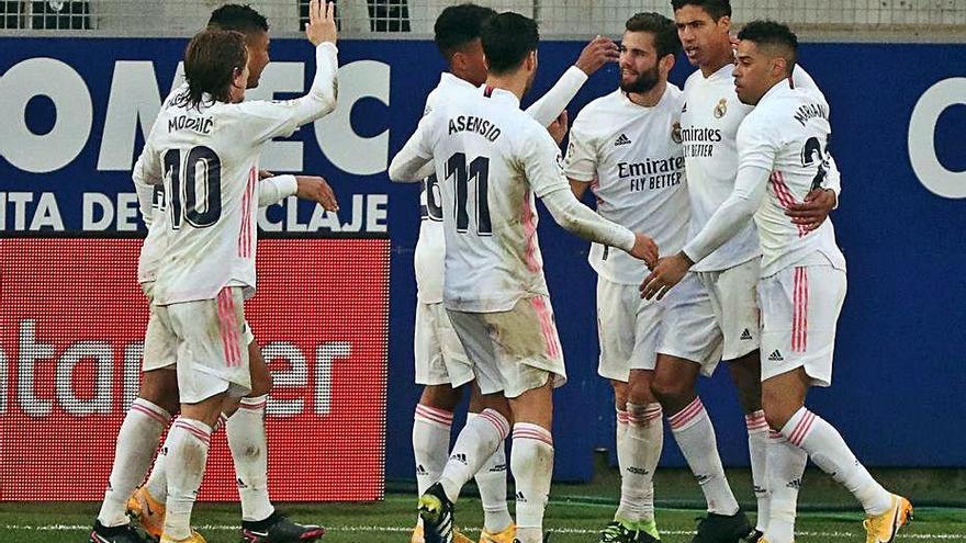 El Madrid celebra el segon gol de Varane ahir a Osca.