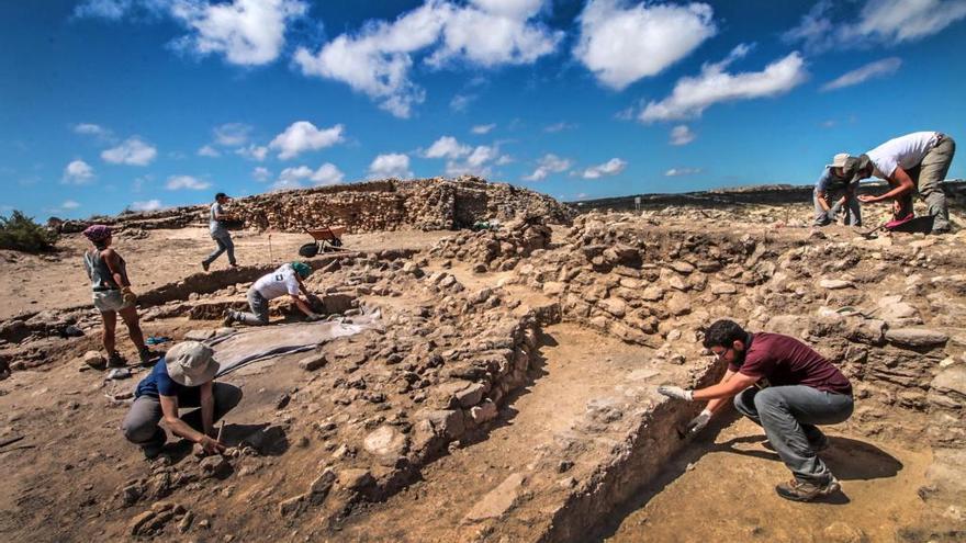 Trabajos de excavación en uno de los yacimientos de Guardamar.