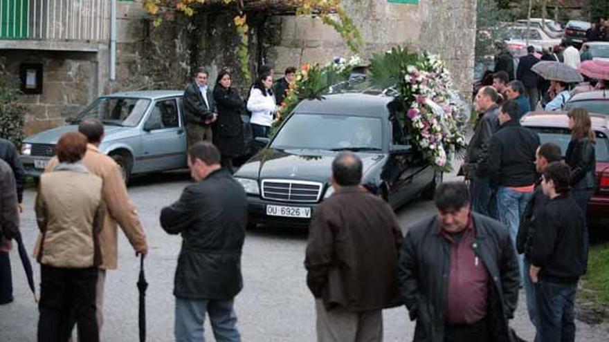 La viuda estuvo en todo momento arropada de sus familiares y amigos. La iglesia no tenía capacidad para tanta gente.