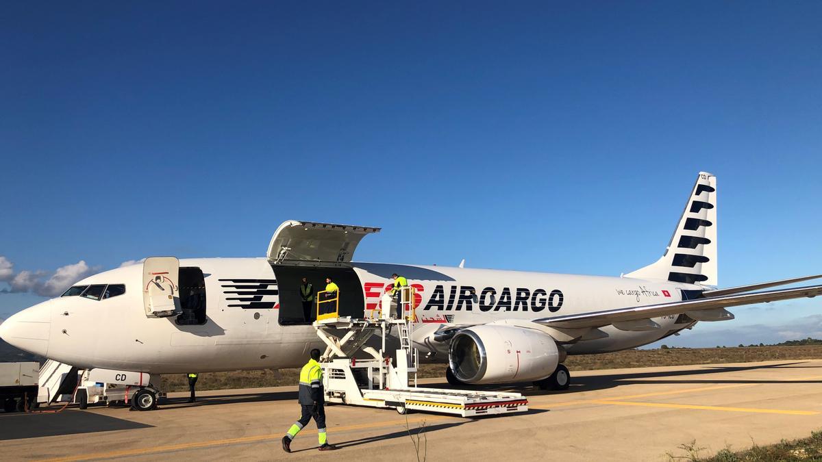 Una operación de carga en el Aeropuerto de Castellón