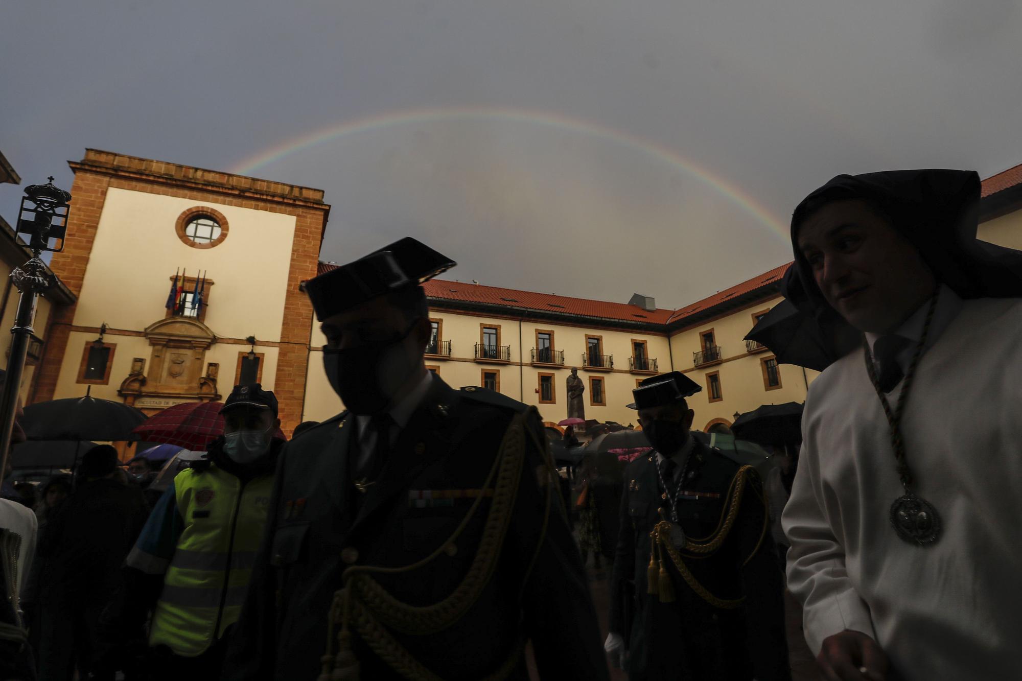 EN IMÁGENES: La lluvia da al traste con la procesión del Silencio en Oviedo, pero no ahoga el fervor cofrade