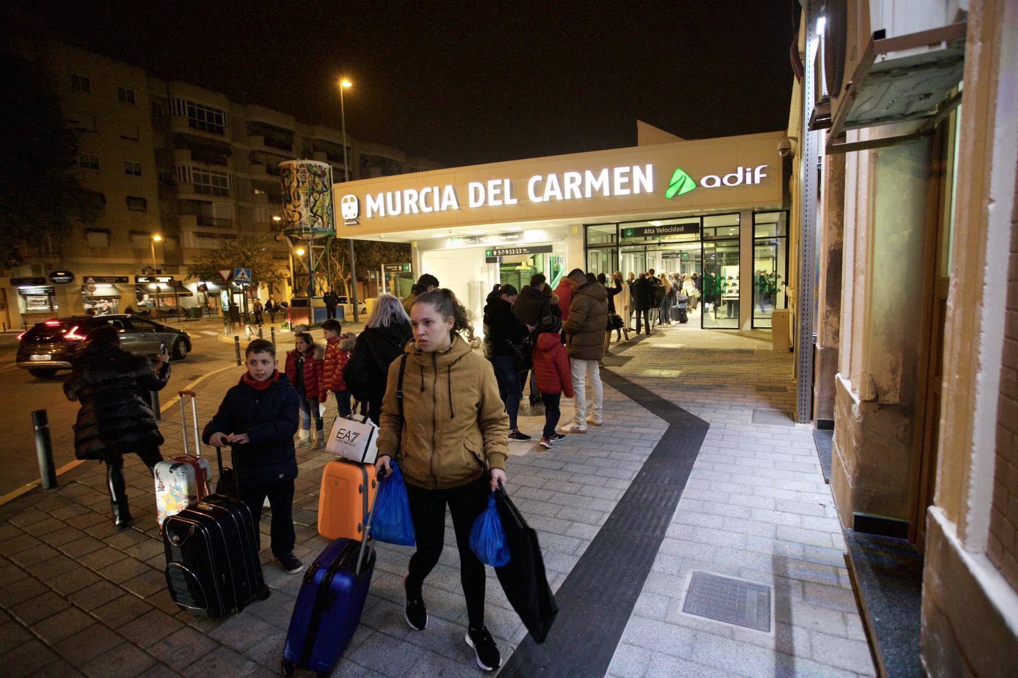 Así ha sido el primer día del AVE Murcia-Madrid y de Cercanías Avant en la estación del Carmen