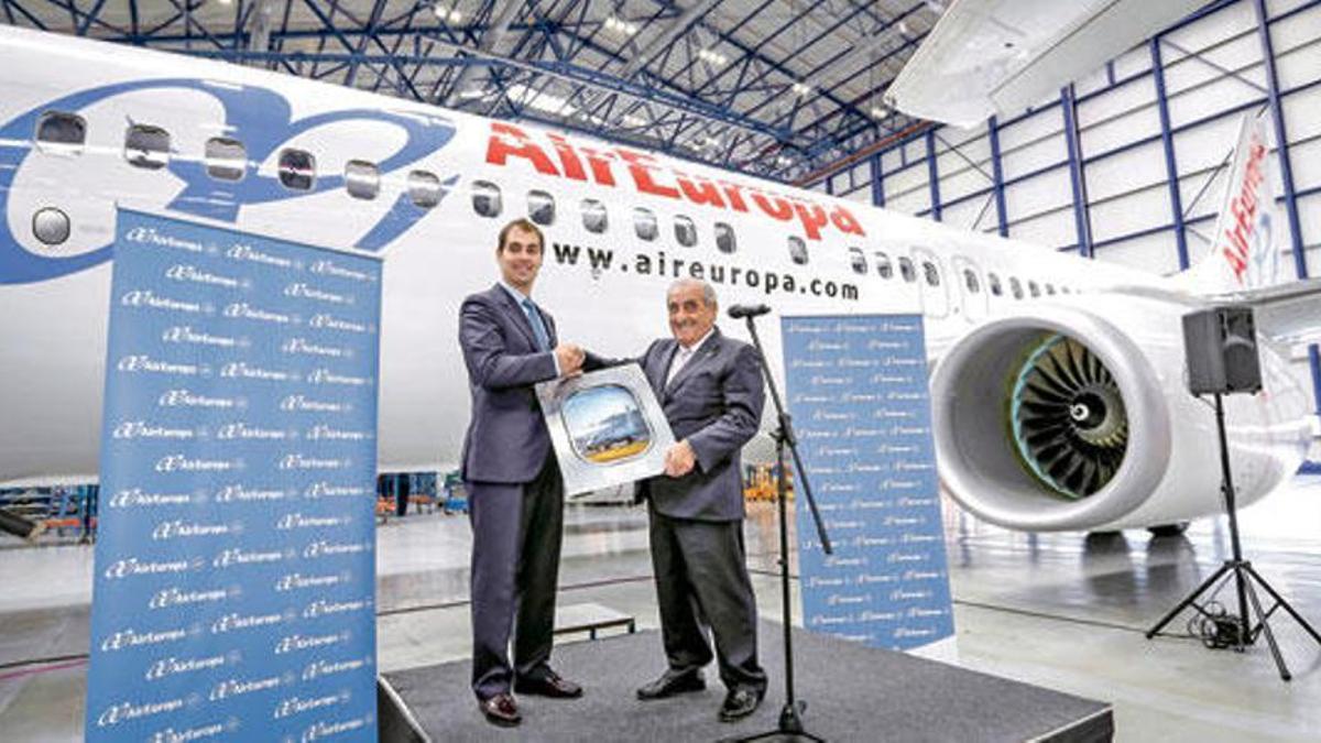 Juan José Hidalgo recibe en Mallorca una placa de la compañía Boeing.