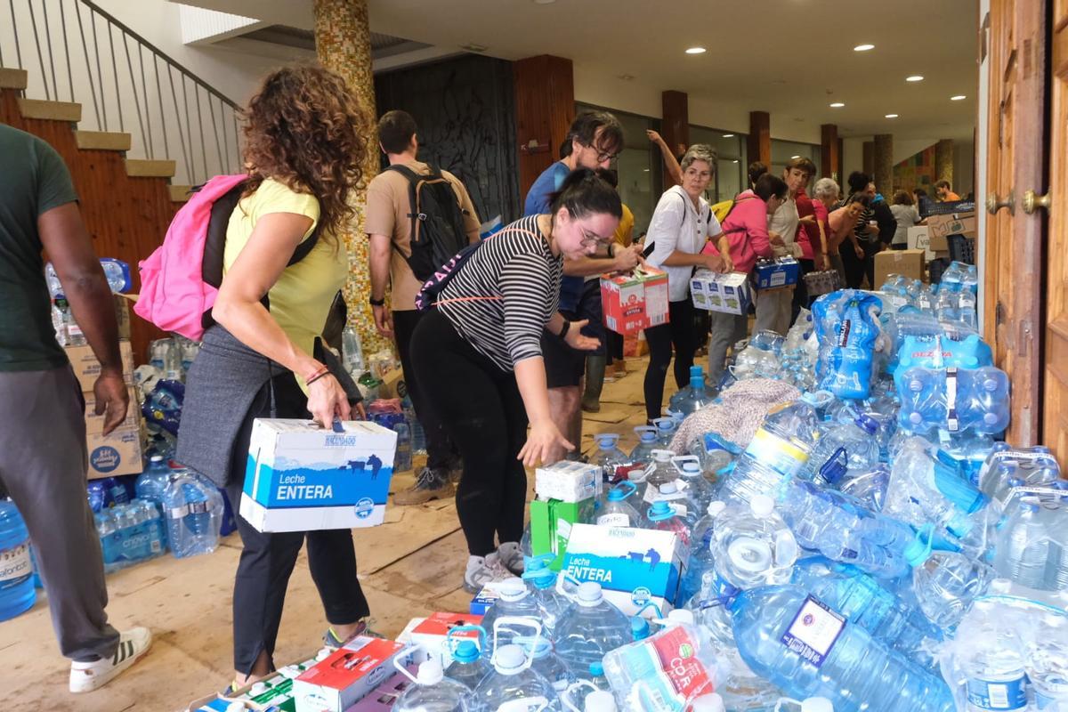 Así está siendo el reparto de agua y alimentos en Chiva