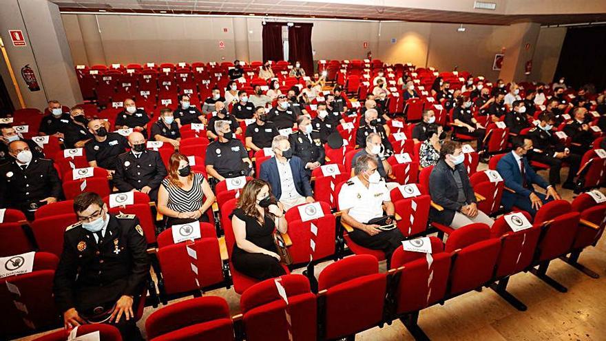 El homenaje a los agentes de la Policía Local de Ibiza tuvo lugar ayer en el auditorio de Can Ventosa.