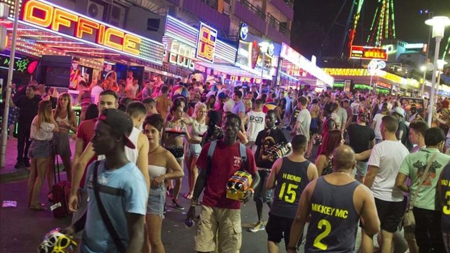 Una joven británica corta el cuello a otra con un vaso en una disco de Magaluf