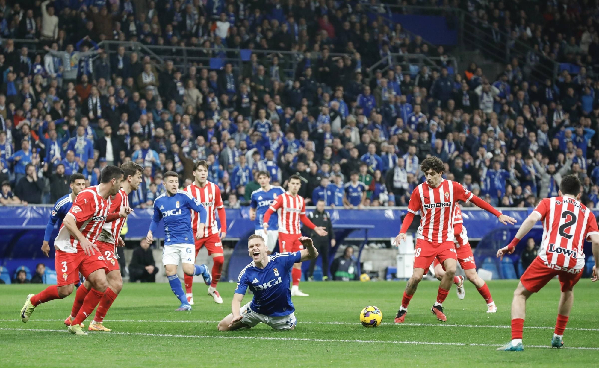 Así fue el derbi asturiano: todas las fotos del encuentro entre el Oviedo y el Sporting en el Tartiere
