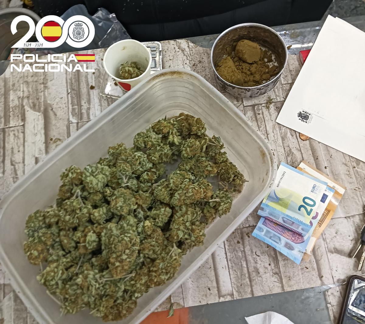 El hachís, la marihuana y parte del dinero intervenido.