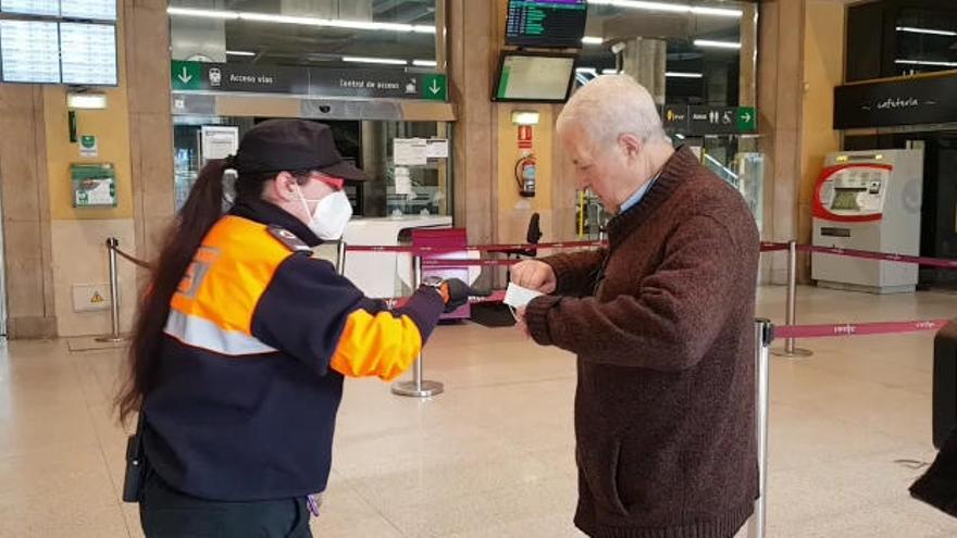 Vídeo: El primer día de obligatoriedad de mascarillas en transporte público se salda sin incidentes