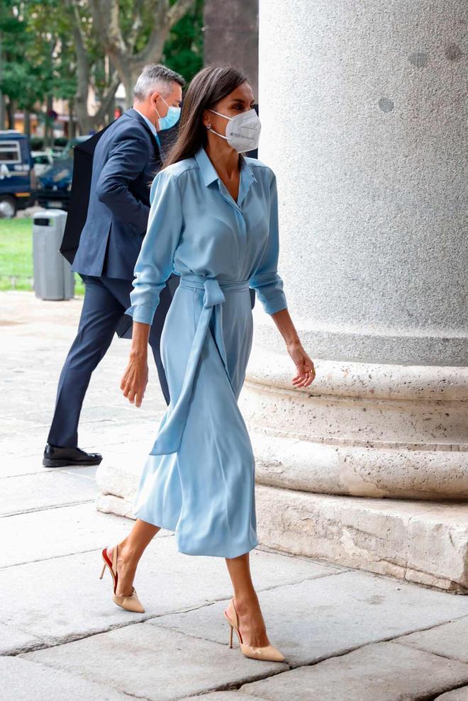 La reina Letizia recupera un conjunto de camisa y falda azul de Pedro del Hierro para acudir al Museo del Prado