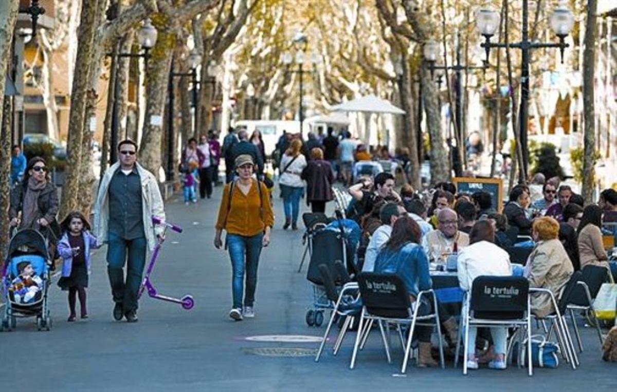 Ambient a la Rambla del Poblenou i les seves terrasses, molt concorregudes, ahir al migdia.