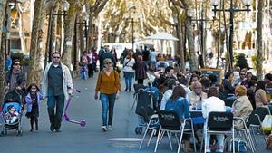 Ambient a la Rambla del Poblenou i les seves terrasses, molt concorregudes, ahir al migdia.