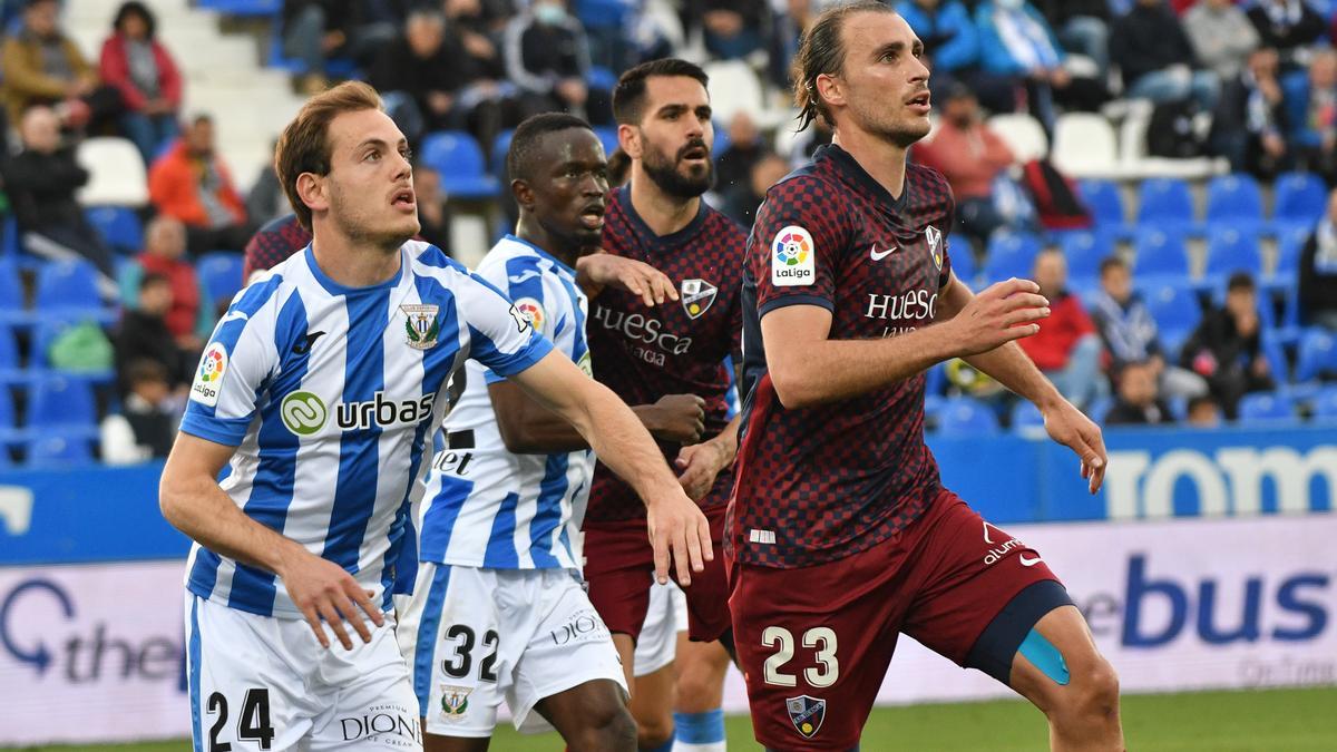 Ignasi Miquel y Bautista esperan la llegada del balón.