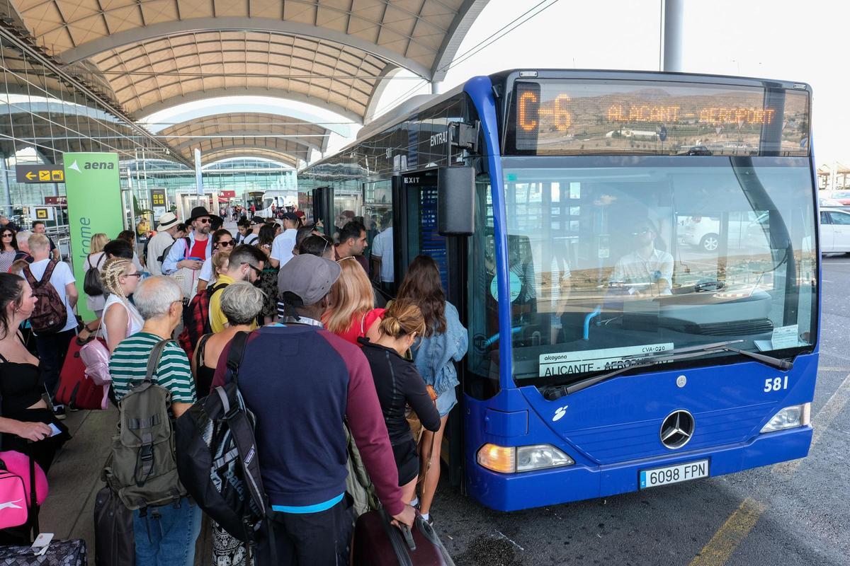 La línea de autobuses C-6 conecta el centro de Alicante con el aeropuerto