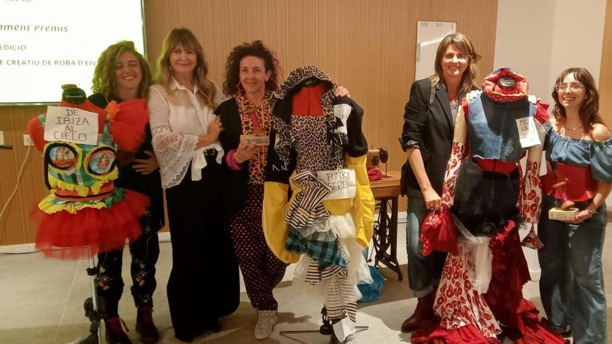 Las premiadas junto a Charo Ruiz.