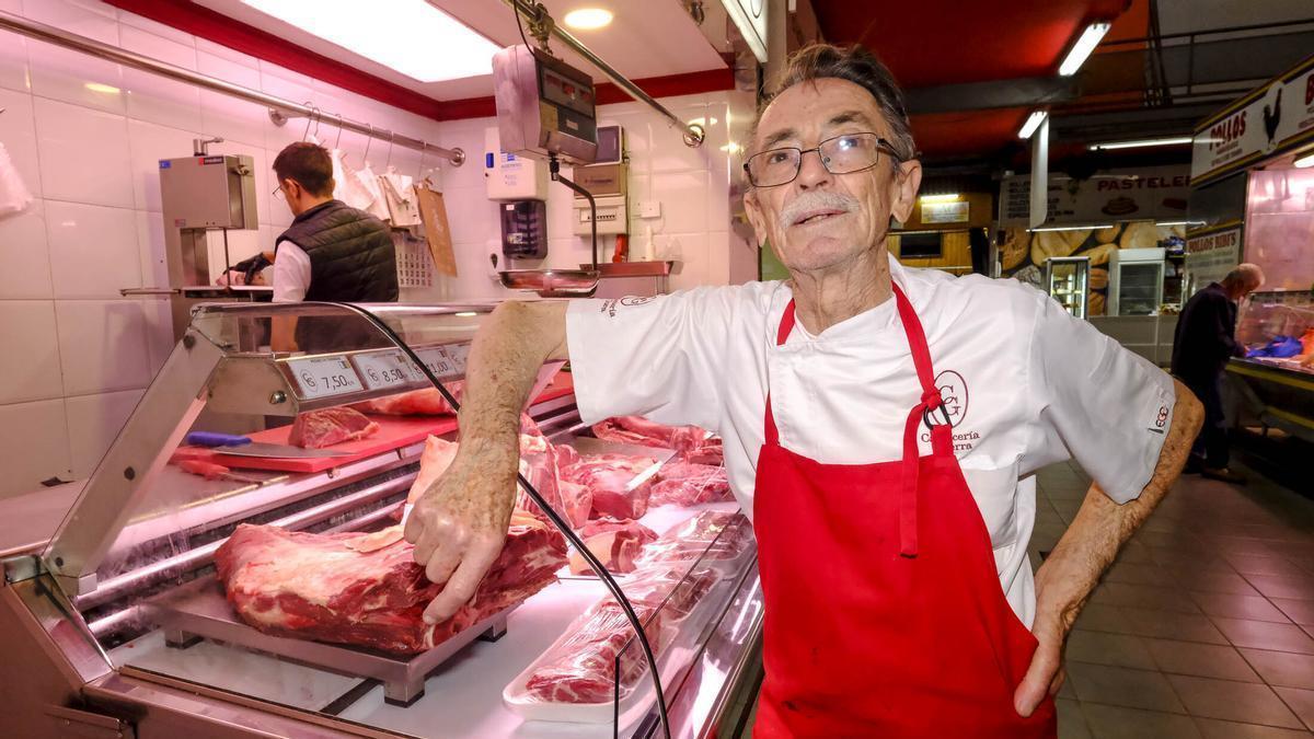 Ángel Guerra Naranjo, en su puesto del Mercado Altavista.