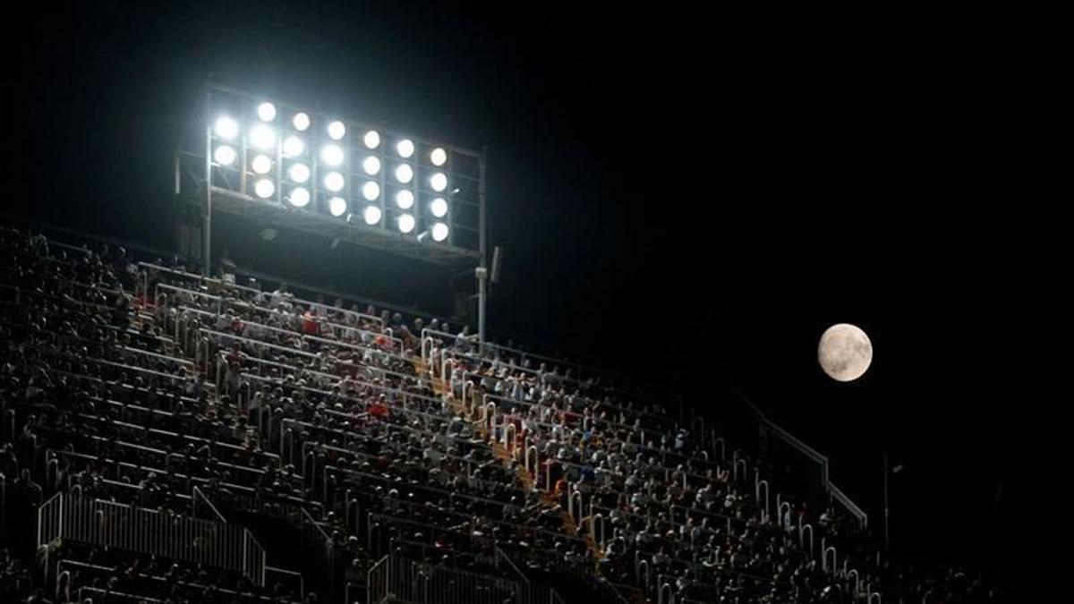 Imagen de la grada de Mestalla y la lunea