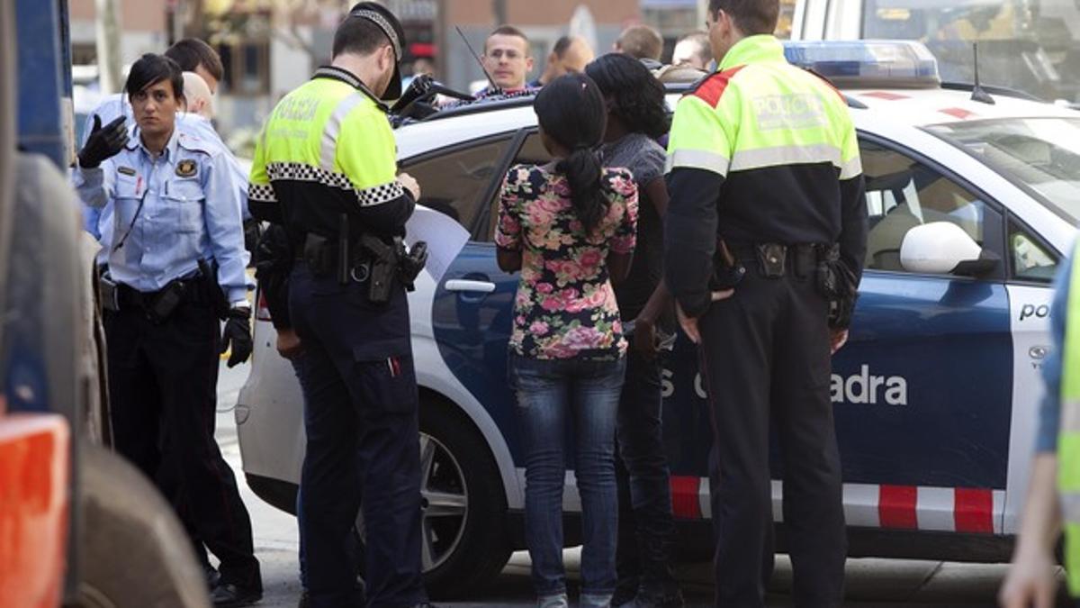 Mossos d'esquadra, policías nacionales y guardias urbanos, durante una operación conjunta en Barcelona.