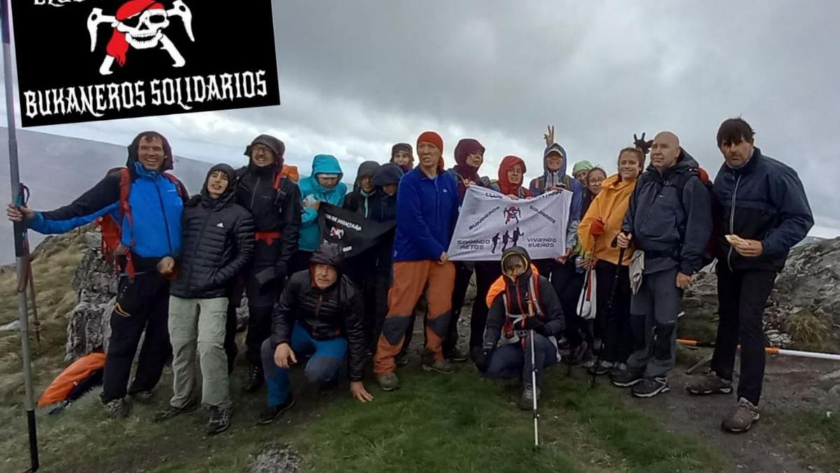 La expedición del club Bukaneros Solidarios en la cumbre de Peña Trevinca.