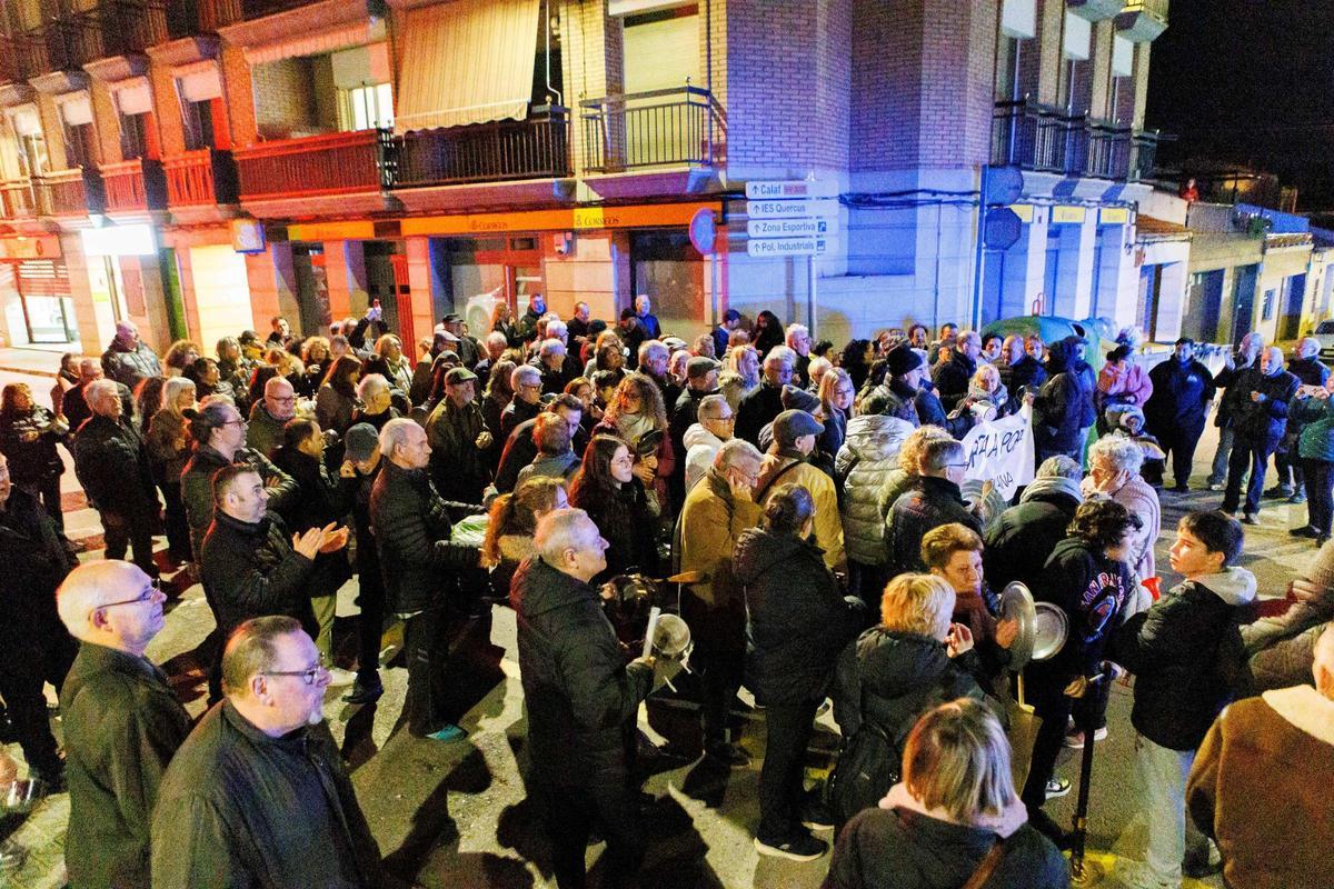 Un moment de la protesta davant de l'ajuntament