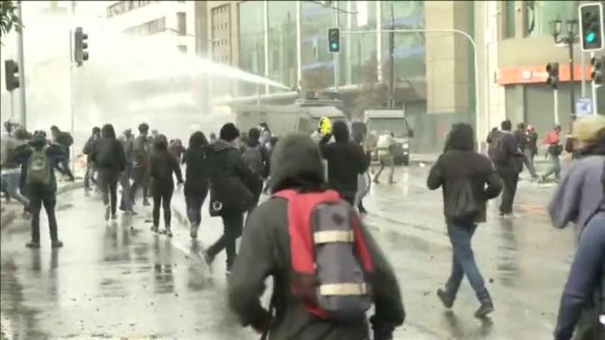 VÍDEO / Batalla campal en las calles de la capital de Chile