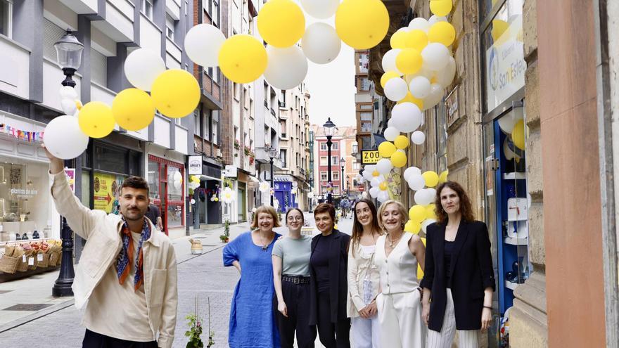 Así es el vestido floral de la calle San Antonio que &quot;encandila&quot; al centro de Gijón: &quot;Hubo más movimiento que nunca&quot;