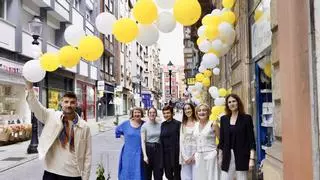Así es el vestido floral de la calle San Antonio que "encandila" al centro de Gijón: "Hubo más movimiento que nunca"