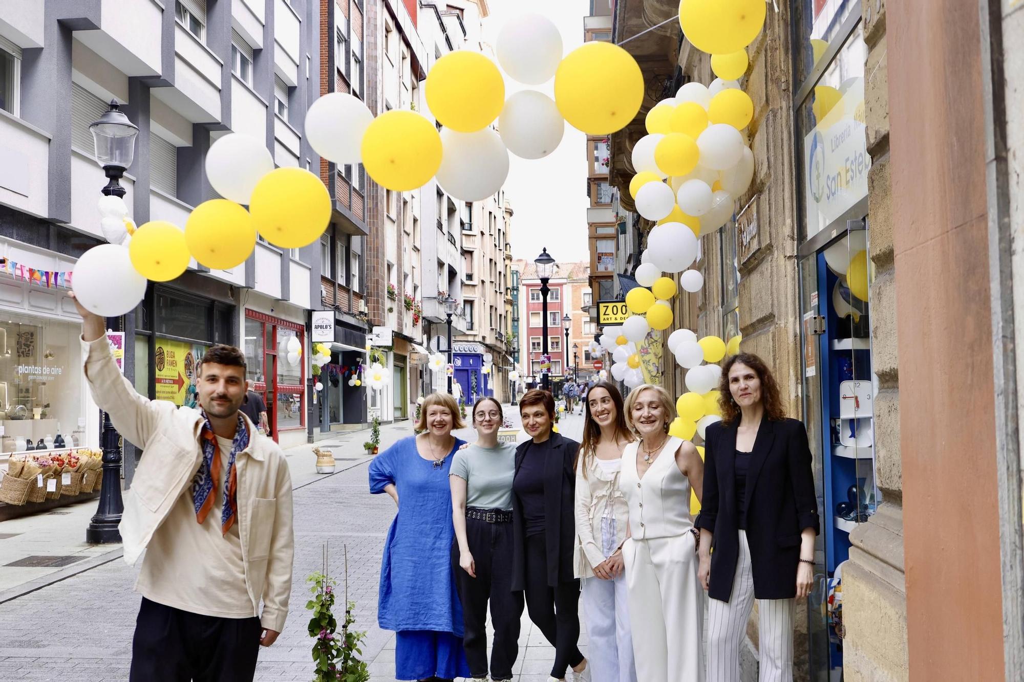 Así es el vestido floral de la calle San Antonio que &quot;encandila&quot; al centro de Gijón (en imágenes)
