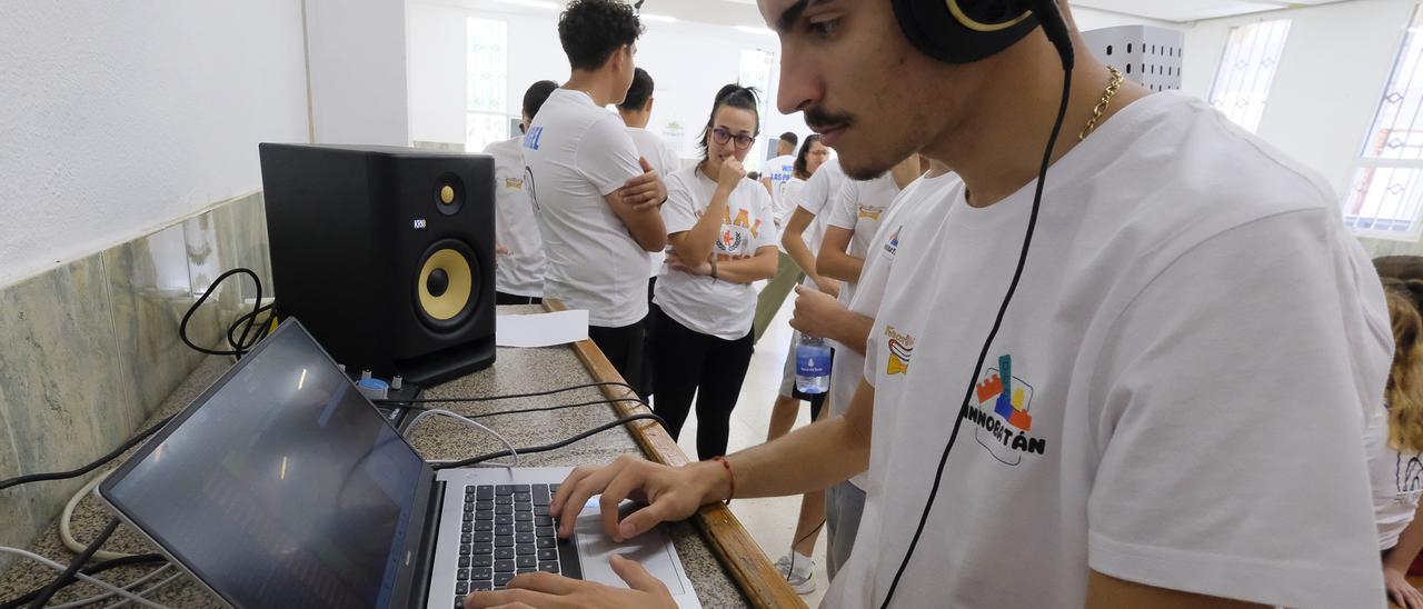 Estudiantes del IES El Batán cantan en rap las necesidades del barrio